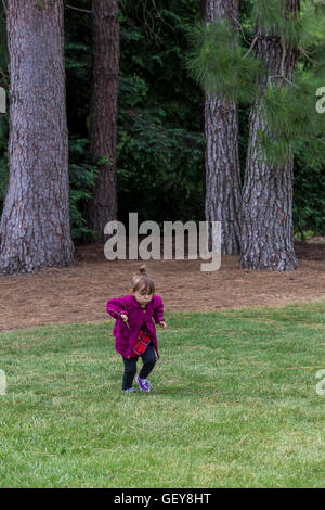 Jeune fille, fille, courant dans l'herbe, Sonoma State University, ville, Rohnert Park, dans le Comté de Sonoma, en Californie Banque D'Images