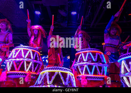 Spectacle fantastique sur le robot restaurant à Tokyo, Japon Banque D'Images