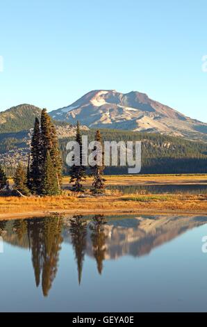 Géographie / voyages, USA, New York, d'Étincelles, cascades, lac de la Forêt Nationale de Deschutes, Sœur du Sud, la montagne Banque D'Images