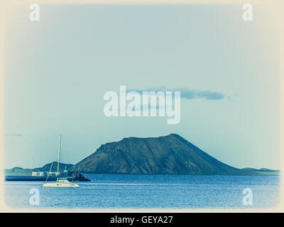 Los Lobos Island vu depuis le port de Corralejo, Fuerteventura, Iles Canaries, Espagne Banque D'Images