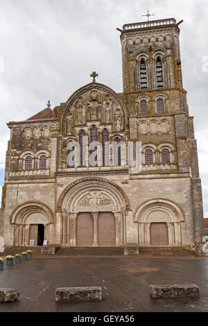 Basilique Ste Marie-Madeleine domine, Vézelay. Banque D'Images