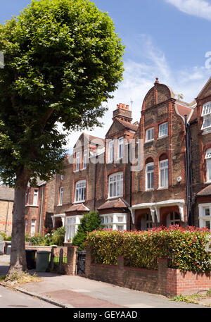 Maisons de style néo-Queen Anne sur St Margarets Road, dans la zone de conservation de Brockley, Lewisham, Londres. Banque D'Images