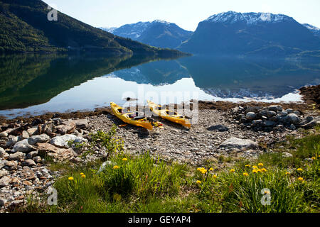 Kayaks sur la banque du Fjord lustre dans le Sognefjorden, Norvège Banque D'Images