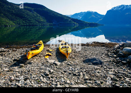 Kayaks sur la banque du Fjord lustre dans le Sognefjorden, Norvège Banque D'Images