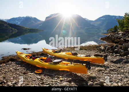 Kayaks sur la banque du Fjord lustre dans le Sognefjorden, Norvège Banque D'Images