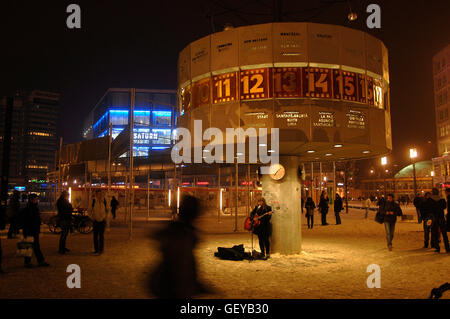 Géographie / voyage, Allemagne, Berlin, Alexanderplatz, horloge montrant fois à travers le monde, inaugurer : 1969, soirée d'hiver, Banque D'Images