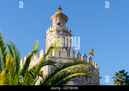 La Torre del Oro, en espagnol : Torre del Oro, est une tour de contrôle militaire, composé de 12 Parties, qui se dresse sur la rive de Séville, Espagne Banque D'Images