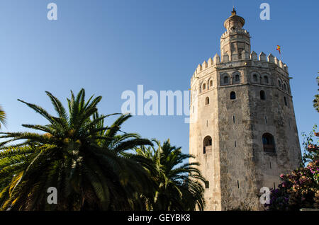 La Torre del Oro, en espagnol : Torre del Oro, est une tour de contrôle militaire, composé de 12 Parties, qui se dresse sur la rive de Séville, Espagne Banque D'Images