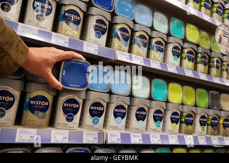 Gamme de pots de peinture dans le département de peinture d'un magasin de matériel. Banque D'Images