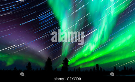 Nightsky illuminé avec aurora borealis, northern lights, et startrails, parc national de Wapusk, Manitoba, Canada. Banque D'Images