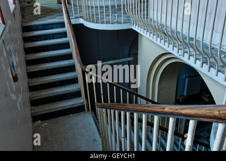 Une partie de l'escalier principal au sein de l'Hôpital St Clements fermé dans l'East End londonien avant le réaménagement. Banque D'Images