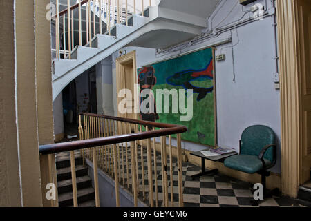 Une partie de l'escalier principal au sein de l'Hôpital St Clements fermé dans l'East End londonien avant le réaménagement. Banque D'Images