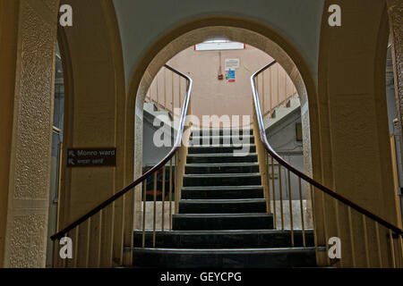 Une partie de l'escalier principal au sein de l'Hôpital St Clements fermé dans l'East End londonien avant le réaménagement. Banque D'Images