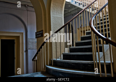 Une partie de l'escalier principal au sein de l'Hôpital St Clements fermé dans l'East End londonien avant le réaménagement. Banque D'Images