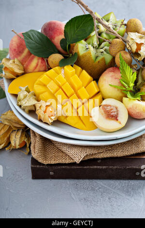 Un assortiment de fruits tropicaux sur une plaque Banque D'Images