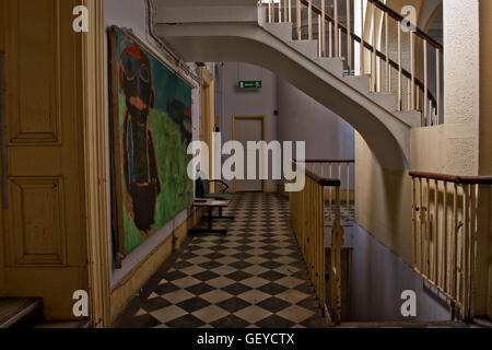 Une partie de l'escalier principal au sein de l'Hôpital St Clements fermé dans l'East End londonien avant le réaménagement. Banque D'Images