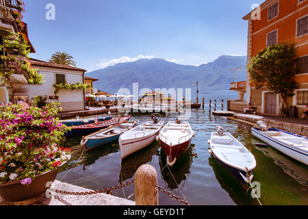 Limone sul Garda est une ville de Lombardie (Italie du nord), sur la rive du lac de Garde. Banque D'Images