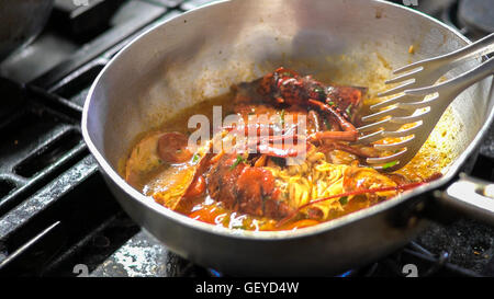 La cuisson des pâtes au homard dans un restaurant italien. Banque D'Images