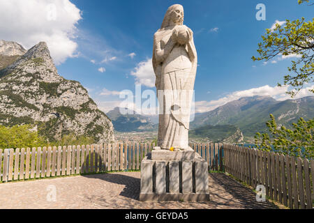 Statue de Notre Dame de Pregasina tenant dans ses mains le monde entier. Le lac de Garde, Italie. Banque D'Images