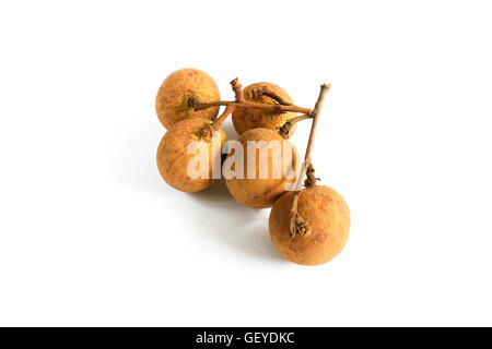 Dimocarpus longan fruits exotiques isolé sur fond blanc Banque D'Images