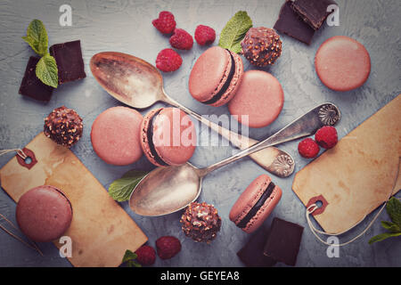 Macarons ganache au chocolat avec remplissage en français Banque D'Images