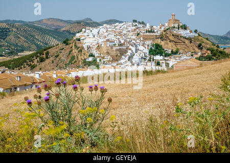 Iznajar ville vue de la partie est. Andalousie, Espagne Banque D'Images