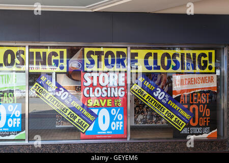 Les panneaux colorés dans une vitrine publicité remises et fermeture prochaine d'un magasin BHS à Kingston. Banque D'Images