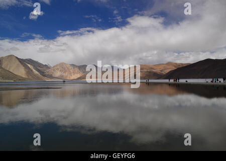 Un jeu de lumière et obscurité avec curieux la formation de nuages reflétée sur le Pangong Tso Banque D'Images