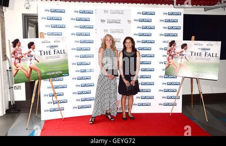 Mary Decker (à gauche) et Zola Budd assistant à la première de l'automne à la Picturehouse Cinema, Londres Central. Banque D'Images