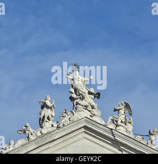 Assomption de la Vierge Marie au ciel en haut de l'église des jésuites à Venise, faite par le sculpteur baroque Torretti dans le 18e c Banque D'Images