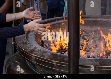 Un gros metal électrique pour brûler les encens en grain avec les gens autour de l'adoration au Temple Senso-ji à Tokyo, Japon Banque D'Images