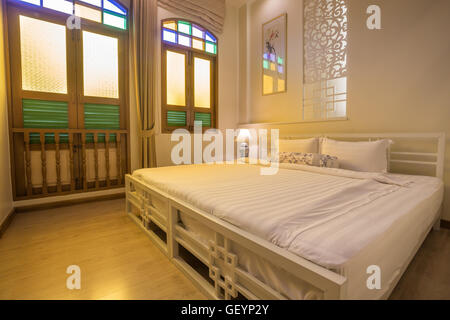 Résumé chambres dans des tons lumineux. Grand lit double confortable dans l'élégant quartier de chambre classique Banque D'Images