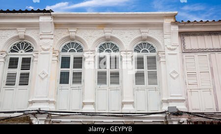 L'architecture de style sino-portugais windows classique à Phuket en Thaïlande. Windows Vintage Banque D'Images