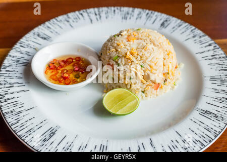 Riz frit avec sauce de poisson piment et citron. La cuisine thaïlandaise Banque D'Images