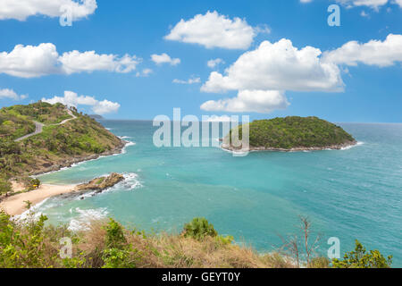 Promthep cape à vue ciel bleu à Phuket, Thaïlande dans un jour lumineux Banque D'Images