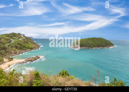 Promthep cape à vue ciel bleu à Phuket, Thaïlande dans un jour lumineux Banque D'Images