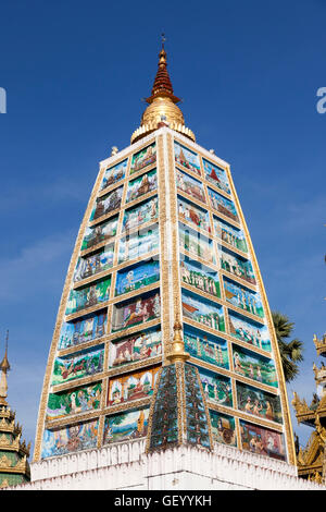 Inspiré par le temple de la Mahabodhi indiennes, la colonne du Bouddha à la pagode Shwedagon, à Yangon (Myanmar). Banque D'Images