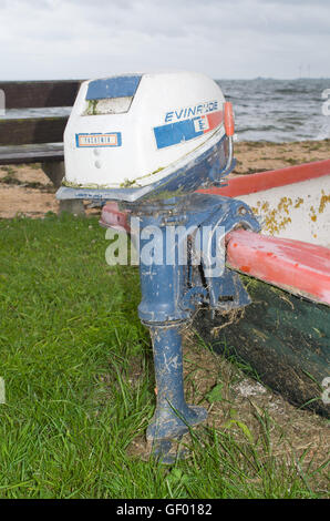 Ancien moteur hors-bord, moteur à l'arrière d'un petit bateau. L'hélice ou de l'hélice a été augmenté de plus d'herbe. Banque D'Images