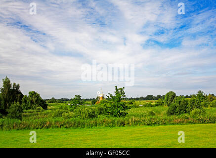 Une vue vers l'usine de Drainage Gazon Fen et la rivière de Ant Comment Hill, Ludham, Norfolk, Angleterre, Royaume-Uni. Banque D'Images