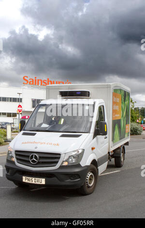 Supermarché Sainsburys magasin livraison Mercedes véhicules, Chorley, Lancashire, UK Banque D'Images