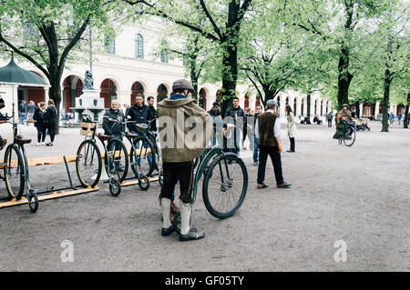 Munich, Allemagne - Mai 05, 2015 : Ancien bicyles appelé : Penny Farthing, dans un parc de Munich avec les gens avec des vêtements traditionnels Banque D'Images