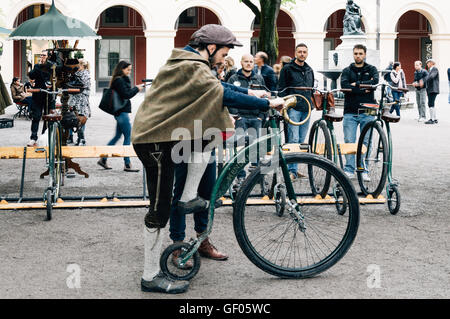 Munich, Allemagne - Mai 05, 2015 : Ancien bicyles appelé : Penny Farthing, dans un parc de Munich avec les gens avec des vêtements traditionnels Banque D'Images