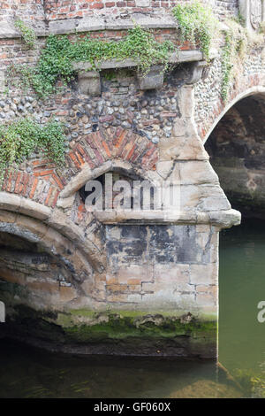 Bishops Bridge sur la rivière Wensum Norwich Norfolk Angleterre Banque D'Images