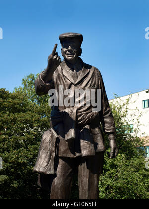 Harold Dickie Bird Statue Barnsley South Yorkshire Angleterre Banque D'Images