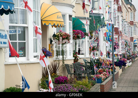 Chambres d'hôtes et hôtels, décorer avec des drapeaux, des bruants et des fleurs sur l'Esplanade, Weymouth Dorset UK Banque D'Images
