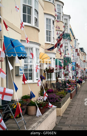 Chambres d'hôtes et hôtels, décorer avec des drapeaux, des bruants et des fleurs sur l'Esplanade, Weymouth Dorset UK Banque D'Images