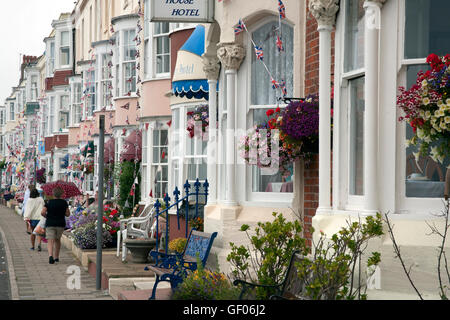Chambres d'hôtes et hôtels, décorer avec des drapeaux, des bruants et des fleurs sur l'Esplanade, Weymouth Dorset UK Banque D'Images