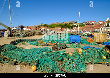 Filets de pêche sur le port de Whitby, North Yorkshire, UK sur un après-midi d'été Banque D'Images