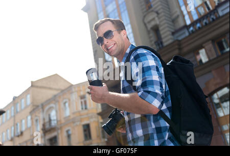 Bel homme positif ayant une promenade Banque D'Images