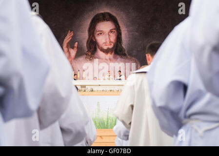 Cracovie, Pologne. 26 juillet, 2016. Kardinal Stanislaw Dziwisz derrière autel au cours de la sainte messe de la cérémonie d'ouverture de la Journée mondiale de la Jeunesse 2016 à Cracovie le Parc Blonia, le 26 juillet 2016 à Cracovie, en Pologne. © Rok Rakun/Pacific Press/Alamy Live News Banque D'Images